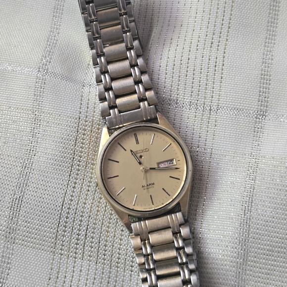 Vintage Seiko Alarm Quartz Watch - Picture 3 of 10